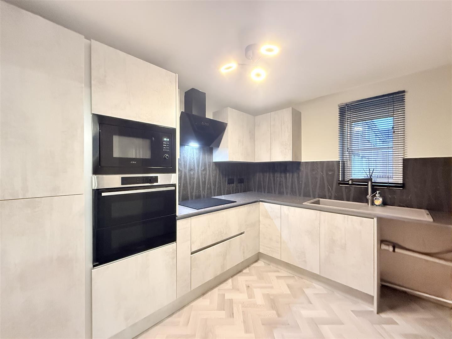 2 bed flat - ground floor in Chestnut Grove, Hyde – photo 2
